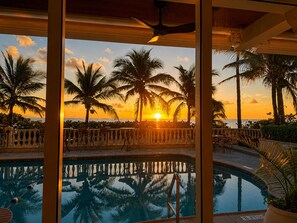 Outdoor pool, open 8:00 AM to 7:00 PM, sun loungers - The Sea Lord (Lauderdale-by-the-Sea)
