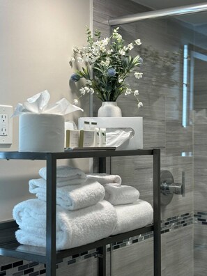 Free toiletries, hair dryer, towels - The Sea Lord Hotel & Suites (Adults Only) (Lauderdale-by-the-Sea)