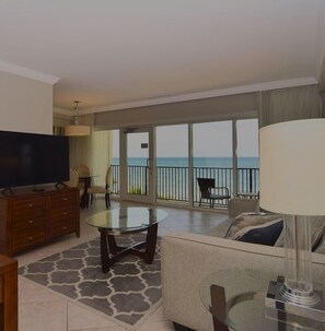 Suite Grand, 1 cama de matrimonio grande con sofá cama, vistas al mar, frente a la playa | Caja fuerte, escritorio, cortinas opacas y tabla de planchar con plancha