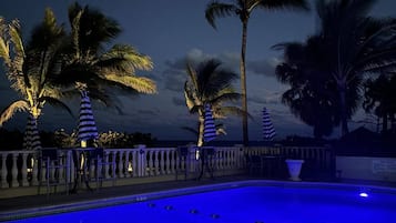 Piscine extérieure, chaises longues