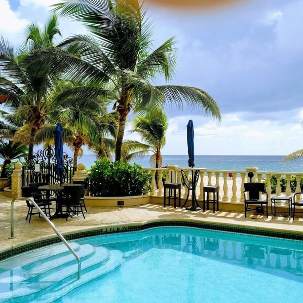 Outdoor pool, open 8:00 AM to 7:00 PM, sun loungers - The Sea Lord Hotel & Suites (Adults Only) (Lauderdale-by-the-Sea)