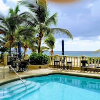 Una piscina al aire libre (de 08:00 a 19:00), tumbonas