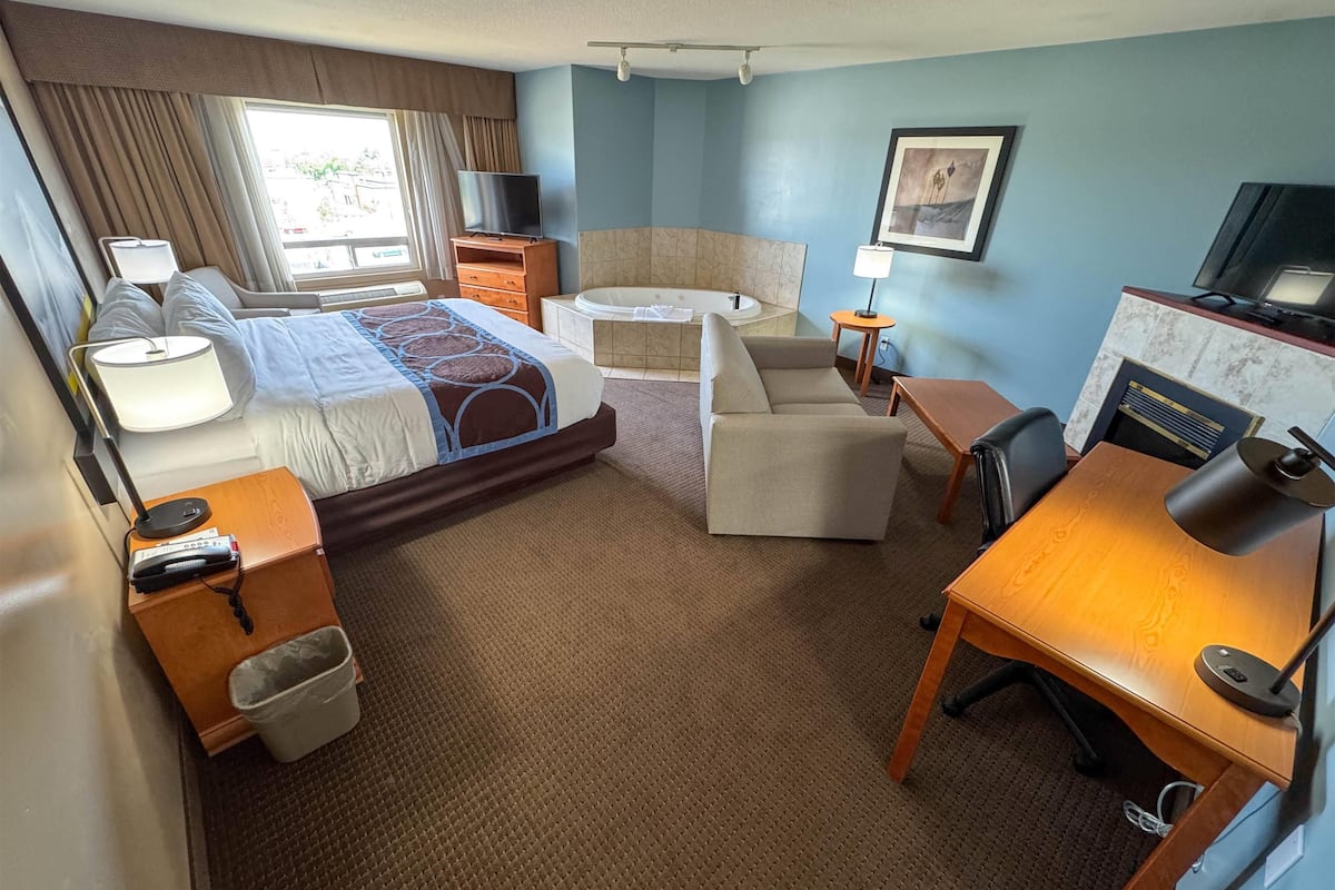 Suite, 1 King Bed, Non Smoking, Jetted Tub | Desk, iron/ironing board, free cots/infant beds, free WiFi