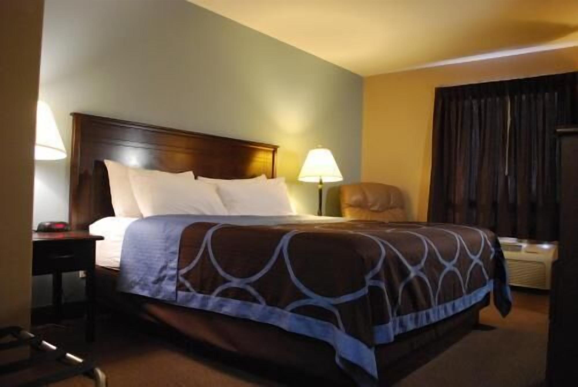 Escrivaninha, ferros/tábuas de passar roupa, berços grátis