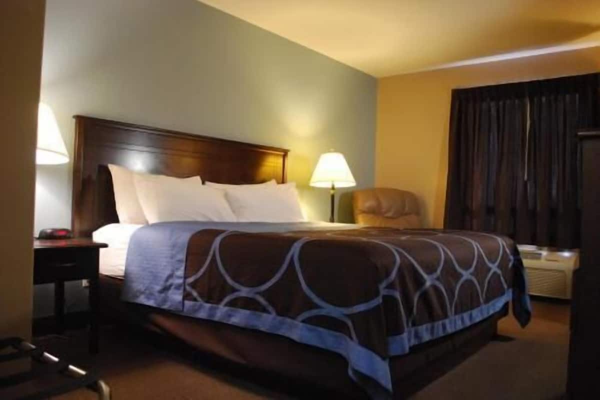 Schreibtisch, Bügeleisen/Bügelbrett, kostenlose Babybetten