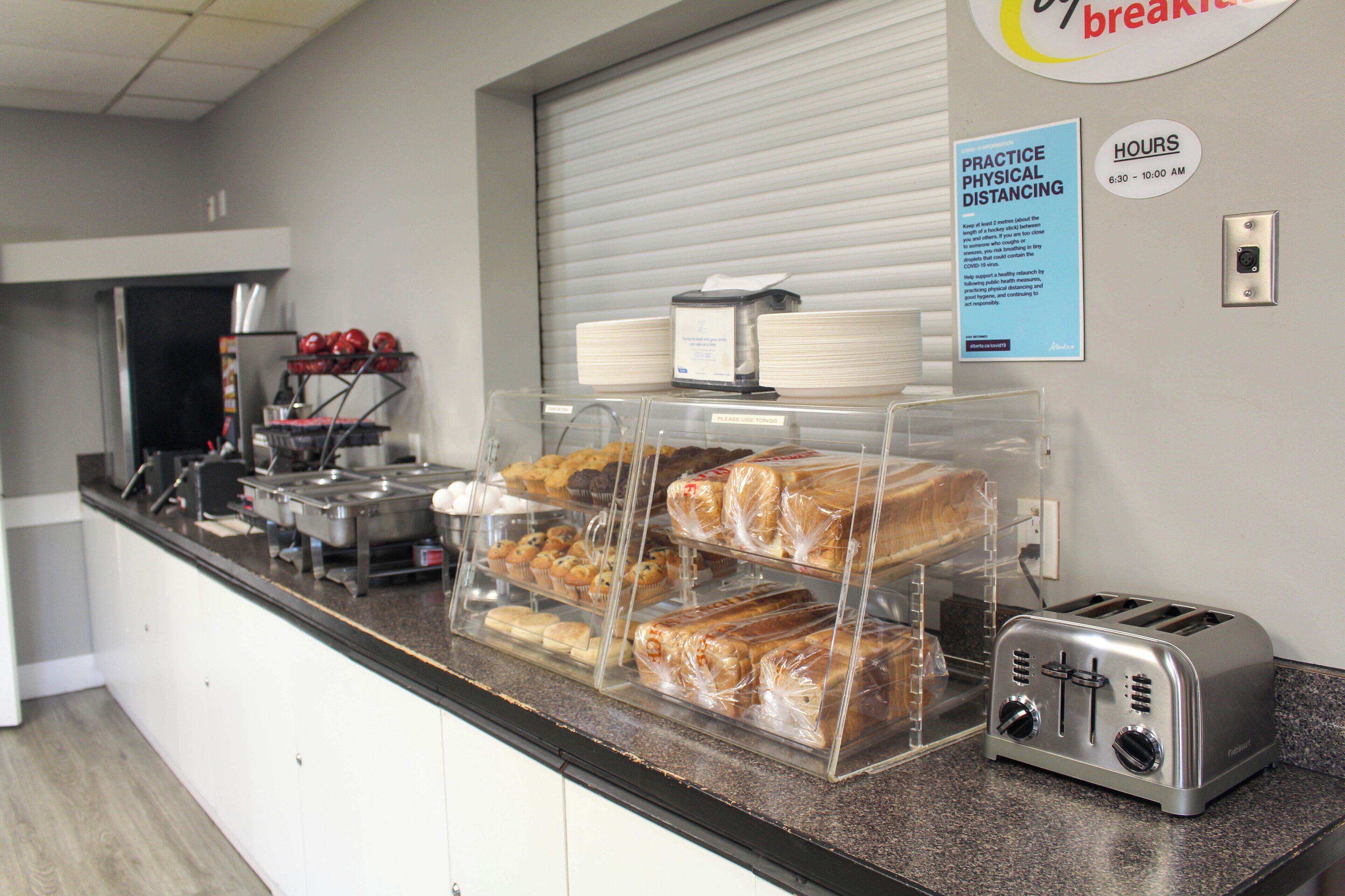 Un comptoir pour le petit-déjeuner avec des viennoiseries et un grille-pain.