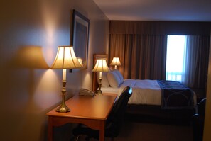 Suite, 1 cama de matrimonio grande, no fumadores, bañera de hidromasaje | Escritorio, tabla de planchar con plancha, cunas gratuitas y wifi gratis