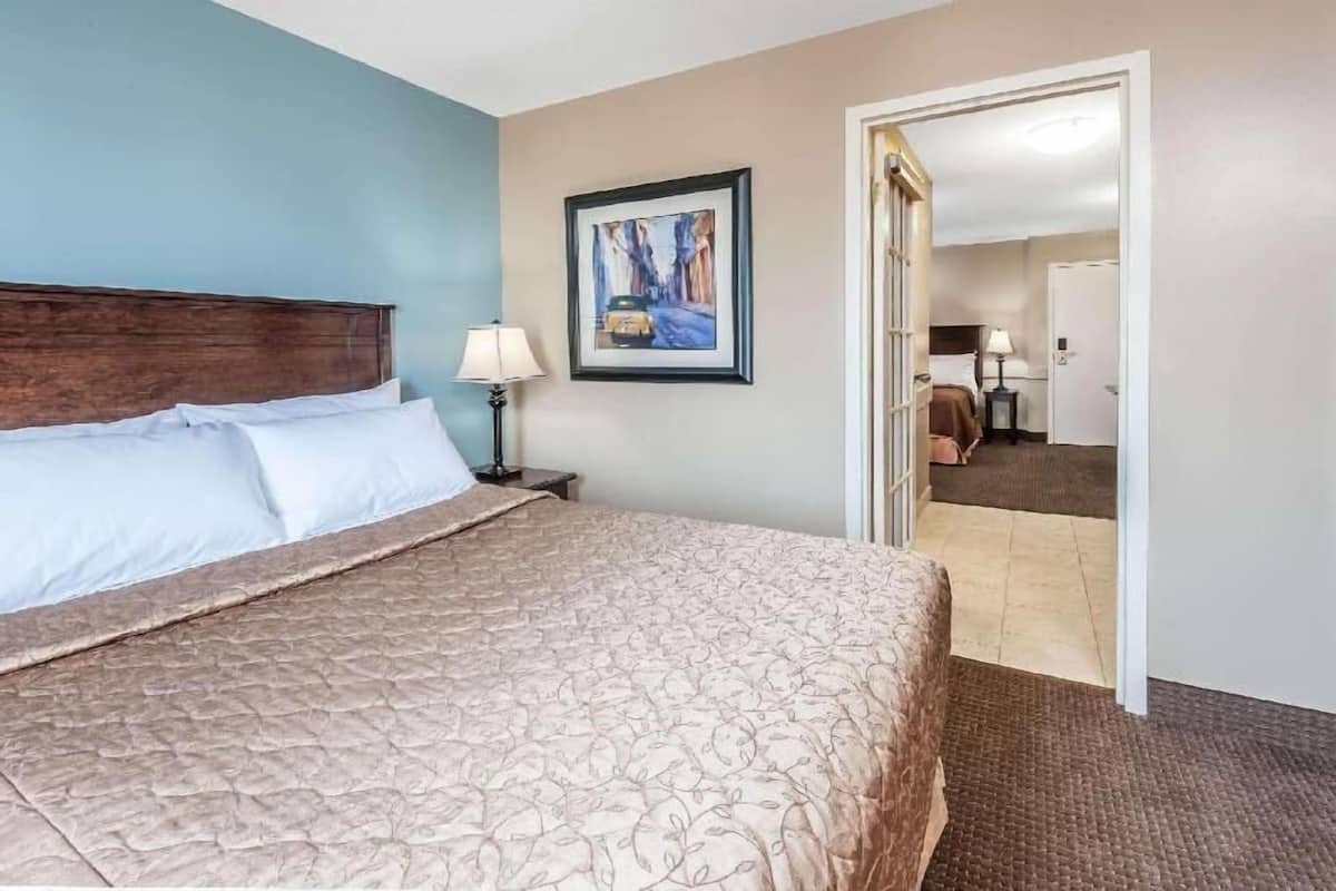 Schreibtisch, Bügeleisen/Bügelbrett, kostenlose Babybetten