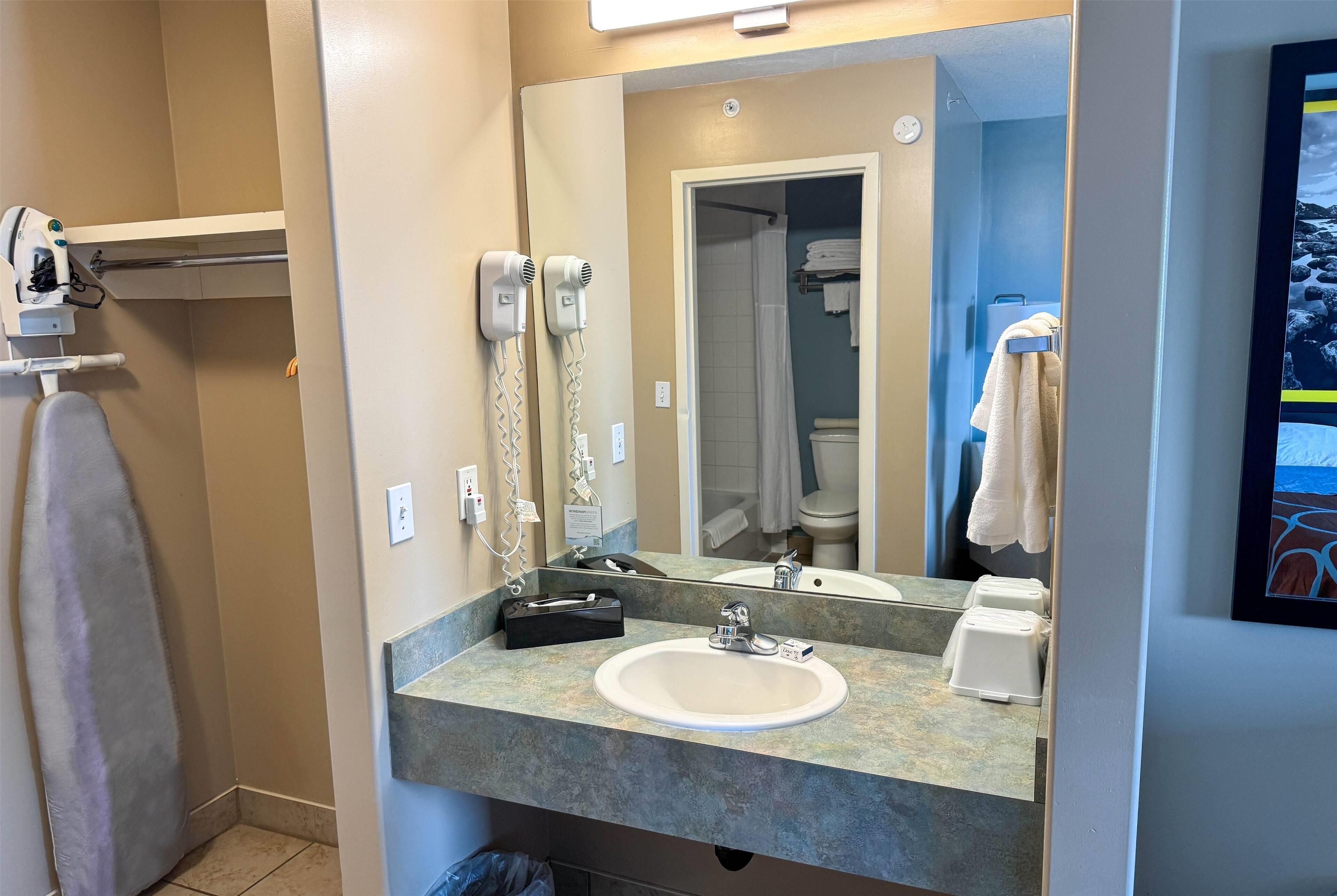 Photo - Super 8 by Wyndham Edmonton South