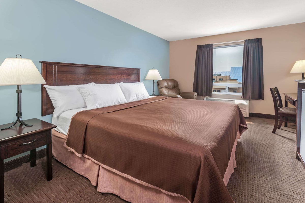Desk, iron/ironing board, free cots/infant beds, free WiFi