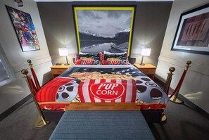 Suite, 1 King Bed, Non Smoking (Movie Suite) - Super 8 by Wyndham Edmonton South (Edmonton)