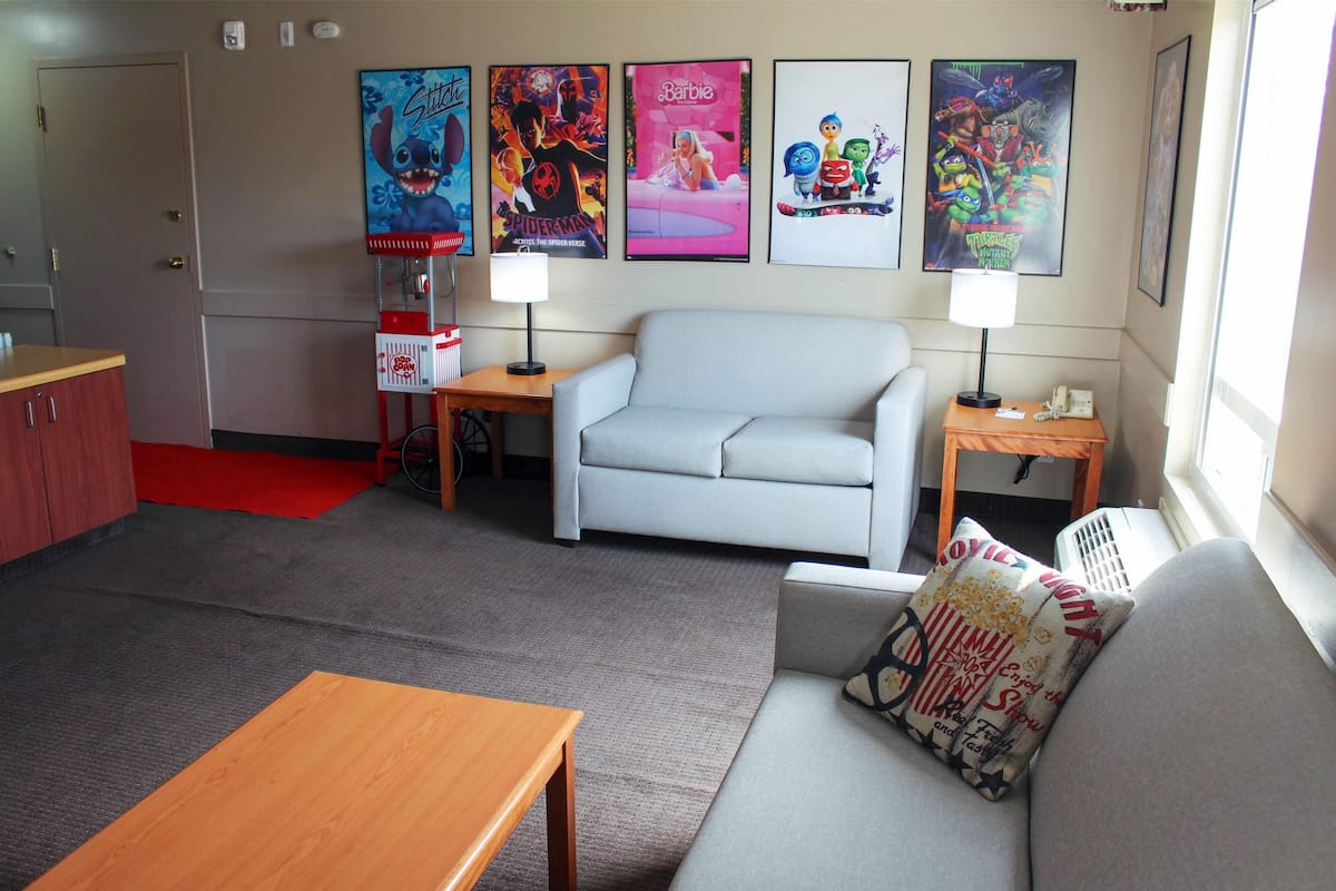 Suite, 1 Katil Raja (King), Non Smoking (Movie Suite) | Meja, seterika/papan seterika, katil bayi/kot (percuma), Wi-fi percuma 