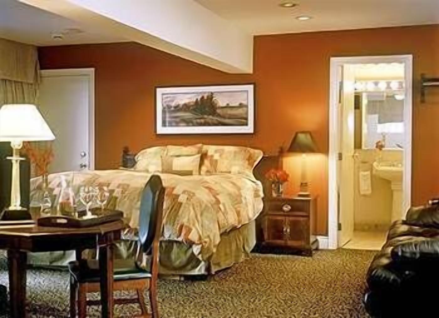 Cityside Jacuzzi Suite | Living area