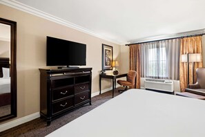 Standard Room, 1 King Bed, Non Smoking | Premium bedding, down comforters, pillowtop beds, desk