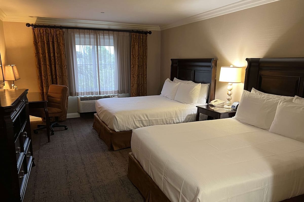 Hochwertige Bettwaren, Daunenbettdecken, Pillowtop-Betten, Schreibtisch