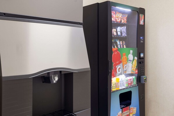 Un distributeur automatique de collations et de boissons, un point d’eau et un distributeur de gel hydroalcoolique.