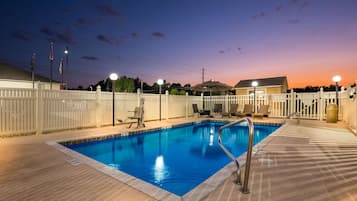 Utomhuspool och solstolar