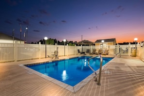 Piscine extérieure, chaises longues