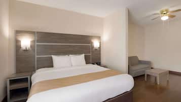 Suite, 1 Tempat Tidur King, akses difabel, Bebas Asap Rokok | Meja kerja, setrika/meja setrika, Wi-Fi gratis, dan seprai linen