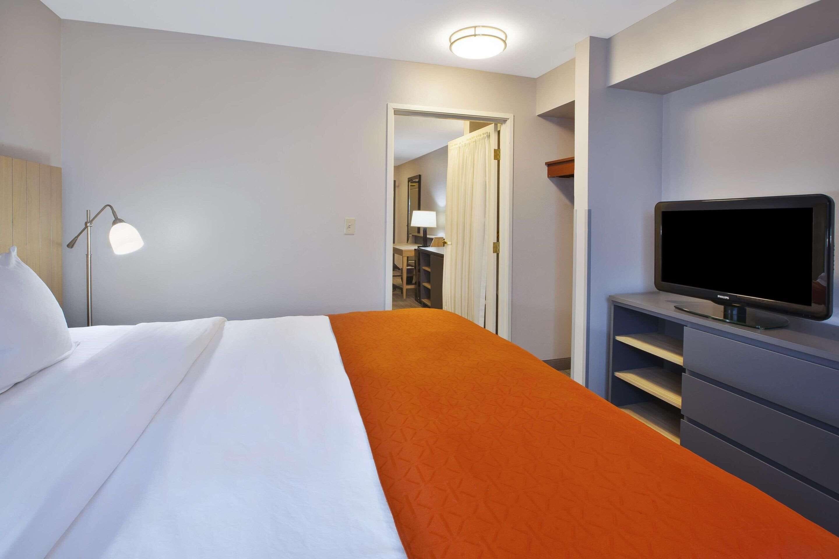 in-room safe, desk, laptop workspace, blackout curtains