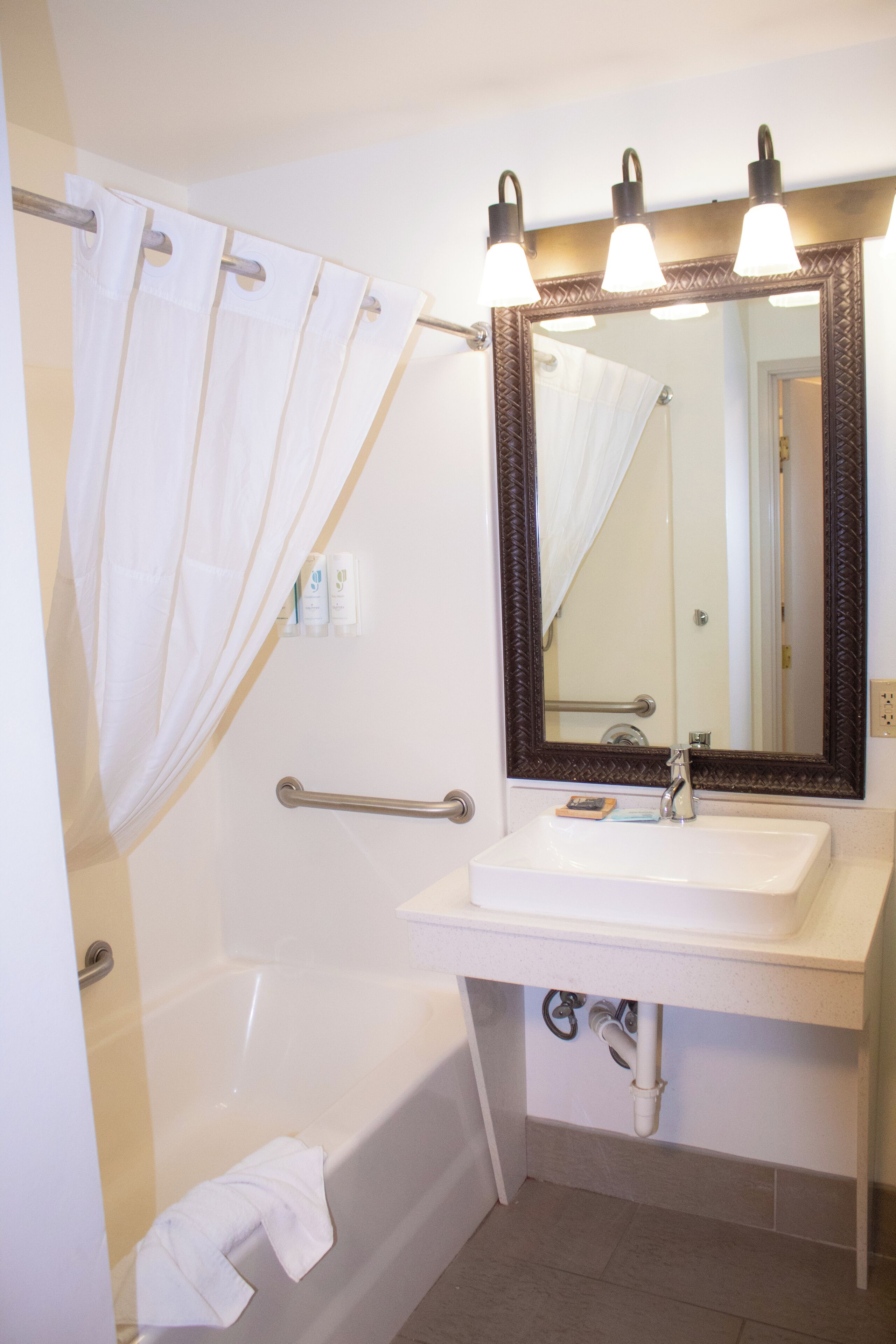 suite, 1 bedroom, non smoking | bathroom | combined shower/bathtub, free toiletries, hair dryer, towels