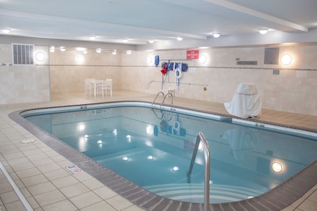 Una piscina techada. Country Inn & Suites by Radisson, Big Rapids, MI