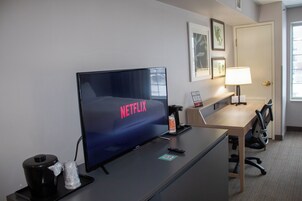 Caja de seguridad en la habitación y escritorio 