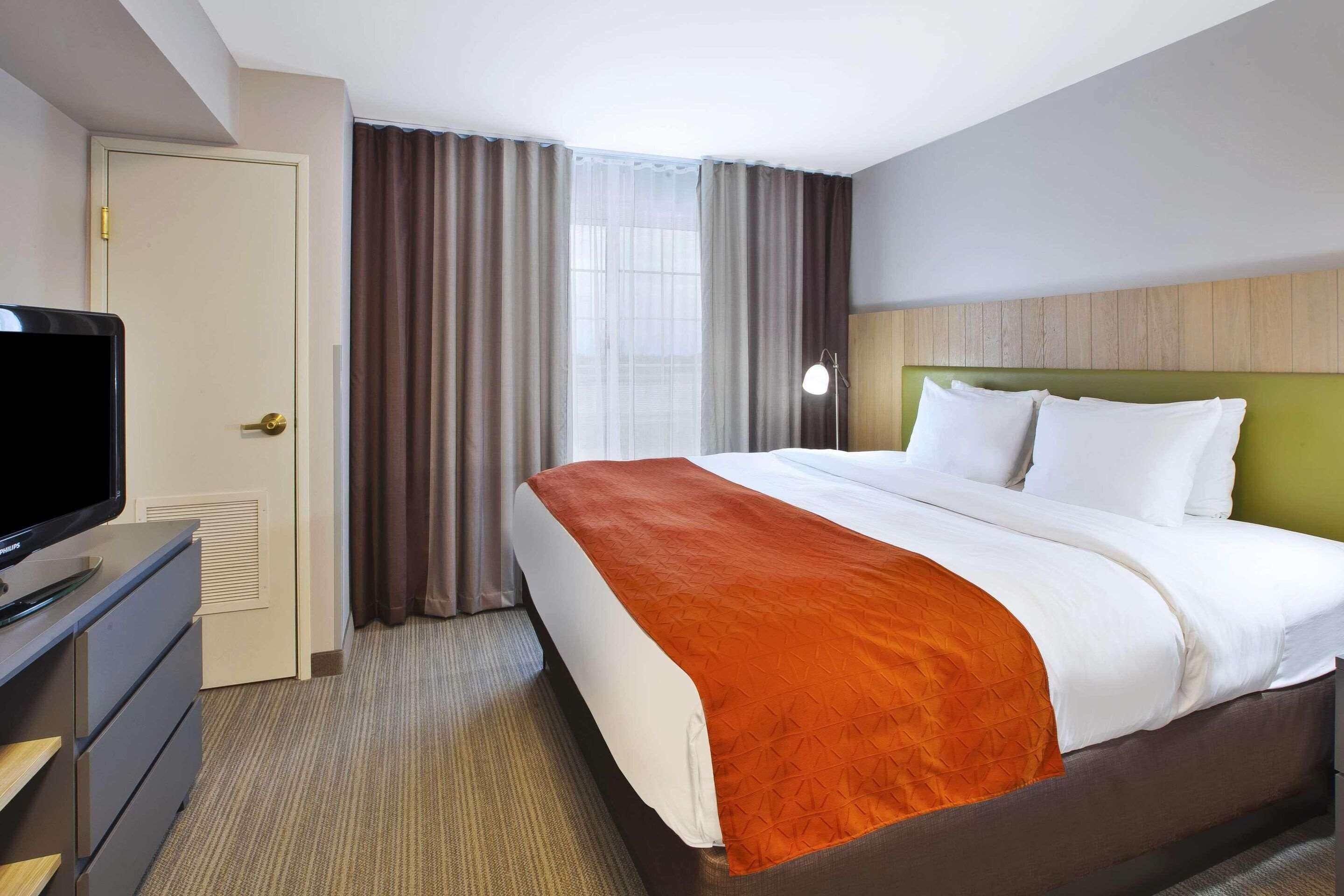 in-room safe, desk, laptop workspace, blackout curtains