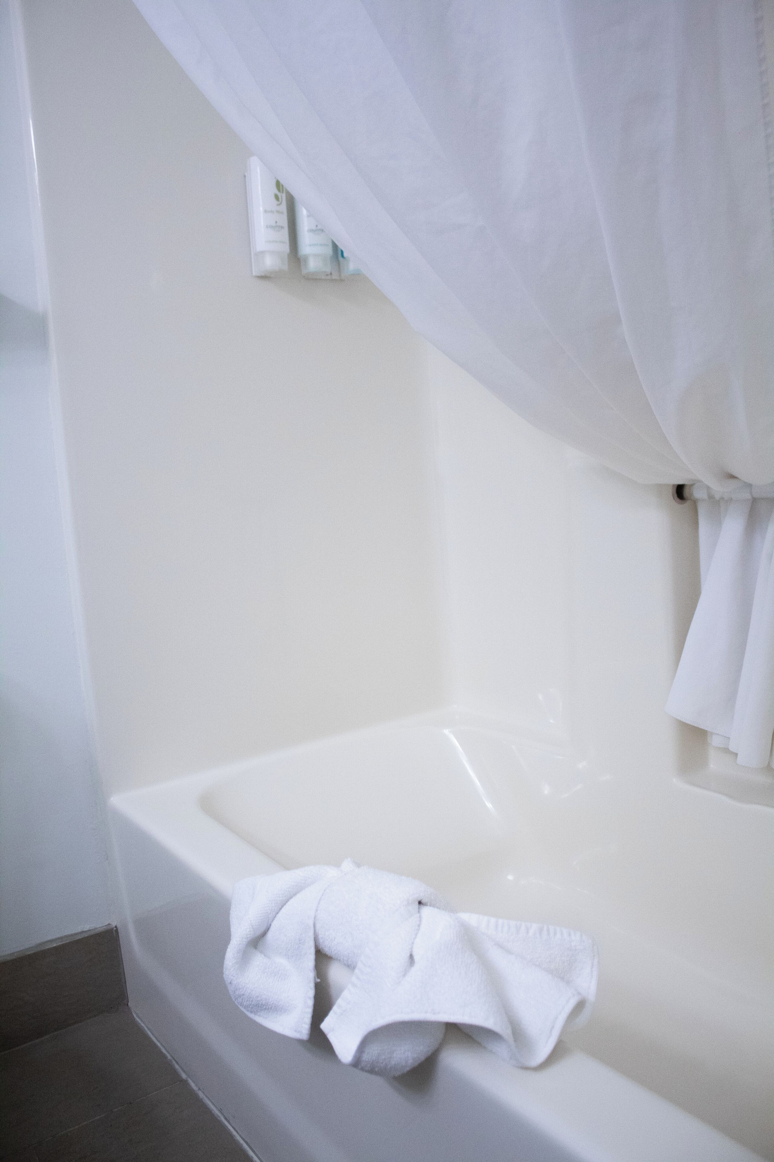 room, 1 king bed, non smoking | bathroom | combined shower/bathtub, free toiletries, hair dryer, towels