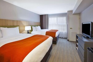 客房内保险箱、办公桌、笔记本电脑工作区、遮光窗帘