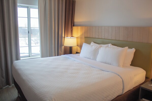 خزنة داخل الغرفة ومكتب ومساحة عمل للكمبيوتر المحمول وستائر تعتيم