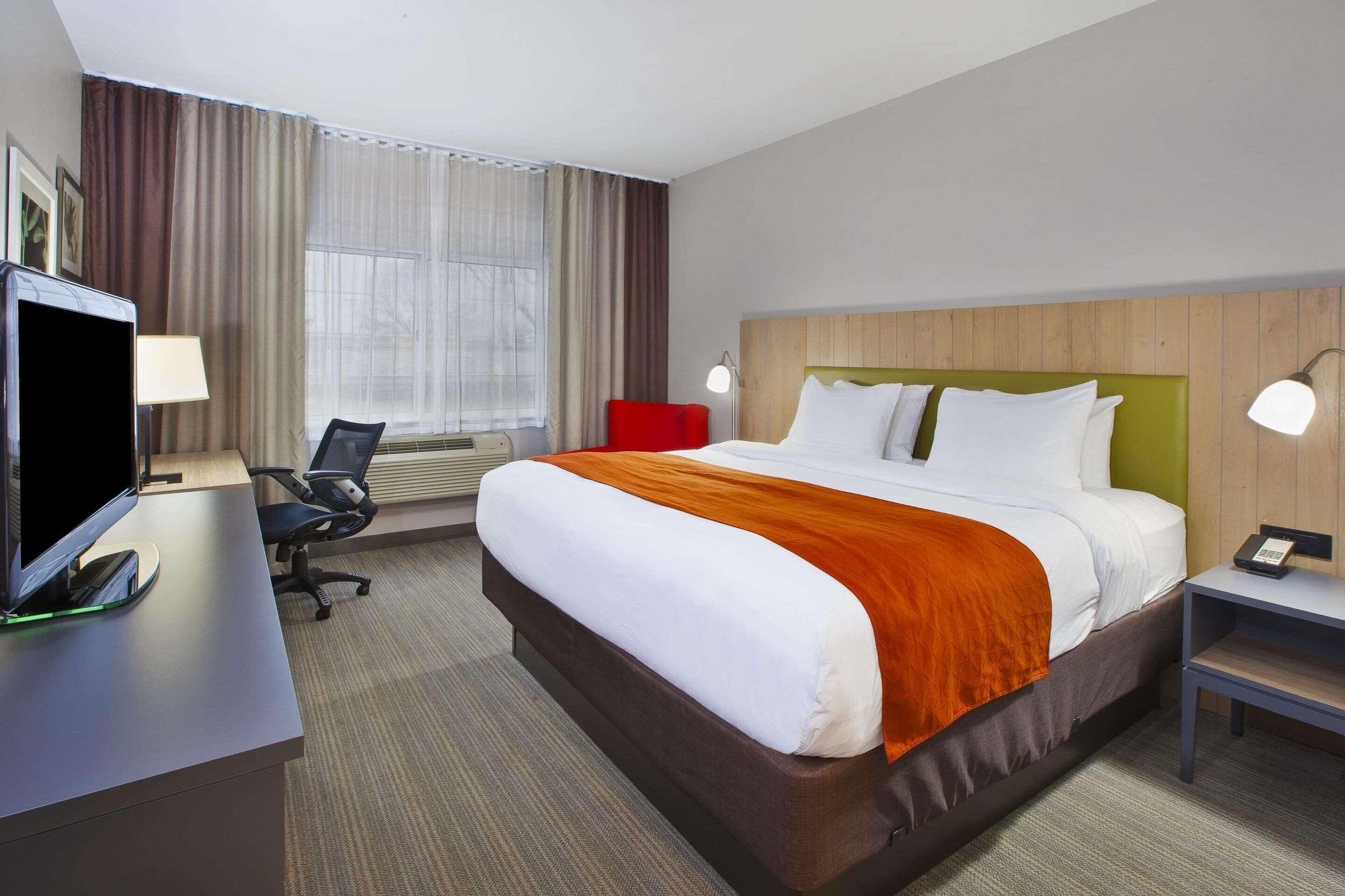 in-room safe, desk, laptop workspace, blackout curtains