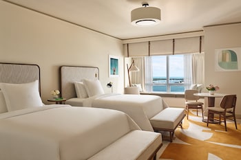 Premier Double Room (Bayfront) | Hypo-allergenic bedding, down comforters, pillowtop beds, minibar at Four Seasons Hotel Miami