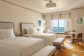 Premier Bay View Room | Hypo-allergenic bedding, down comforters, pillowtop beds, minibar at Four Seasons Hotel Miami