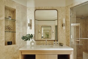 Presidential Süit (Bayfront) | Banyo | Ayrı küvet ve duş, ücretsiz banyo/kozmetik ürünleri 