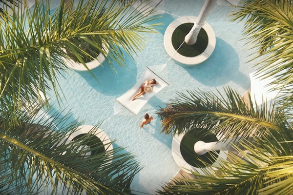 Piscina externa, barracas, guarda-sóis