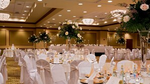 A banquet hall with round tables, white tablecloths, and floral centerpieces. - Hilton Scranton & Conference Center (Scranton)
