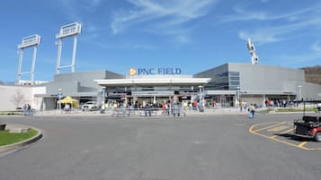 Uno stadio con un grande cartello che riporta la scritta 'PNC FIELD' e un cartello Budweiser.