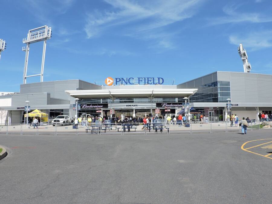Un stade avec une grande enseigne indiquant « PNC FIELD » et une enseigne Budweiser.