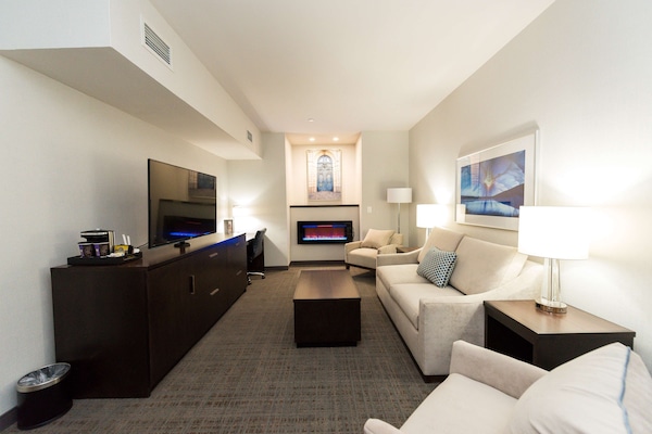 Suite, 1 Tempat Tidur King | Seprai katun Mesir, seprai premium, dan selimut bulu angsa