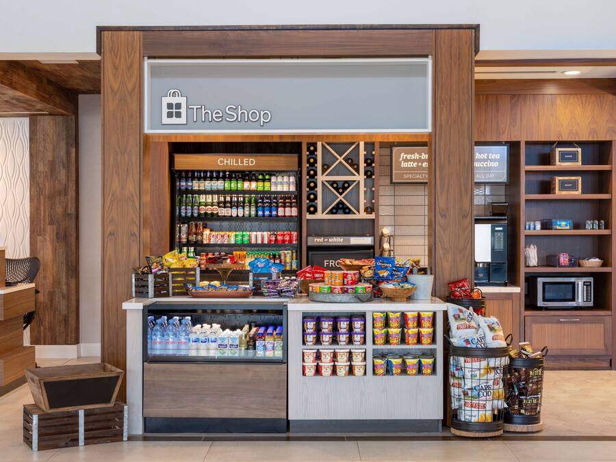 Un magasin appelé « The Shop » qui propose une variété de boissons fraîches, de collations et de produits laitiers.
