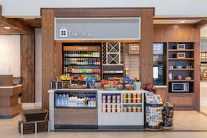 Snack bar - Hilton Garden Inn Islip/MacArthur Airport (Ronkonkoma)