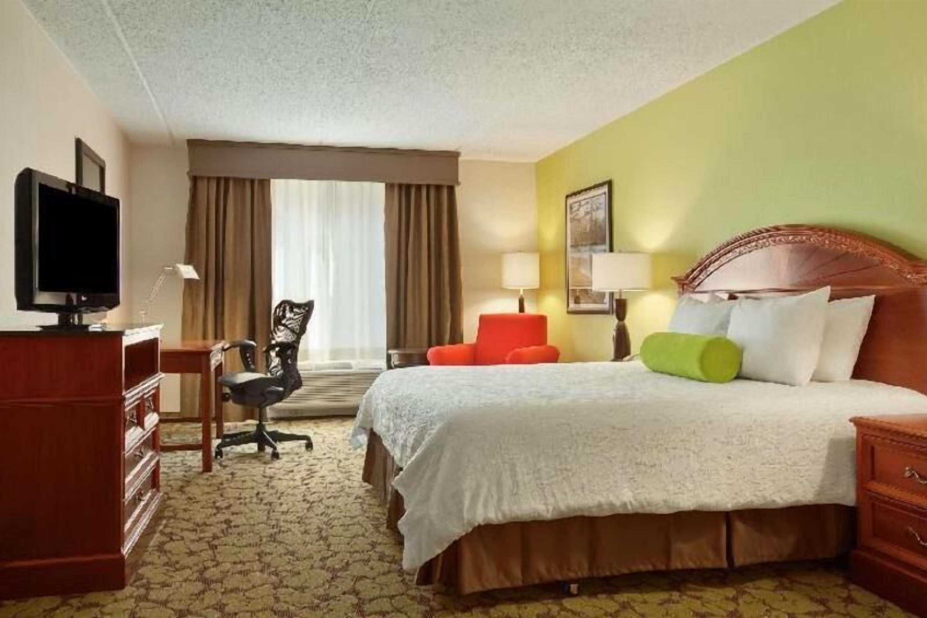 Premium bedding, in-room safe, desk, iron/ironing board