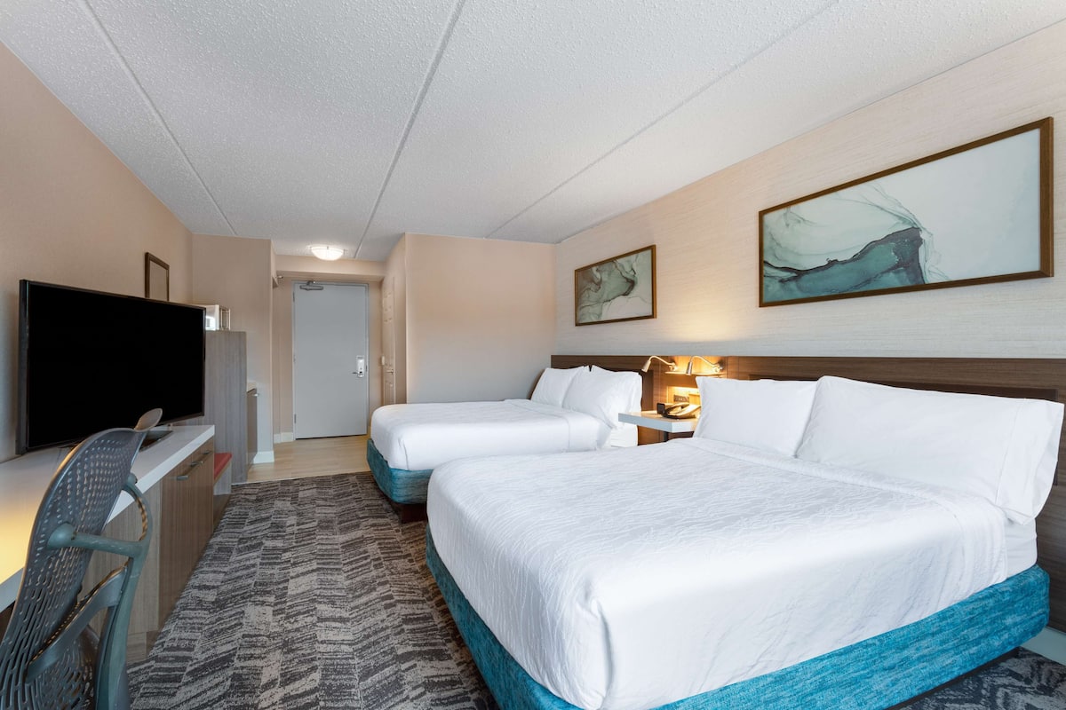 Premium bedding, in-room safe, desk, iron/ironing board