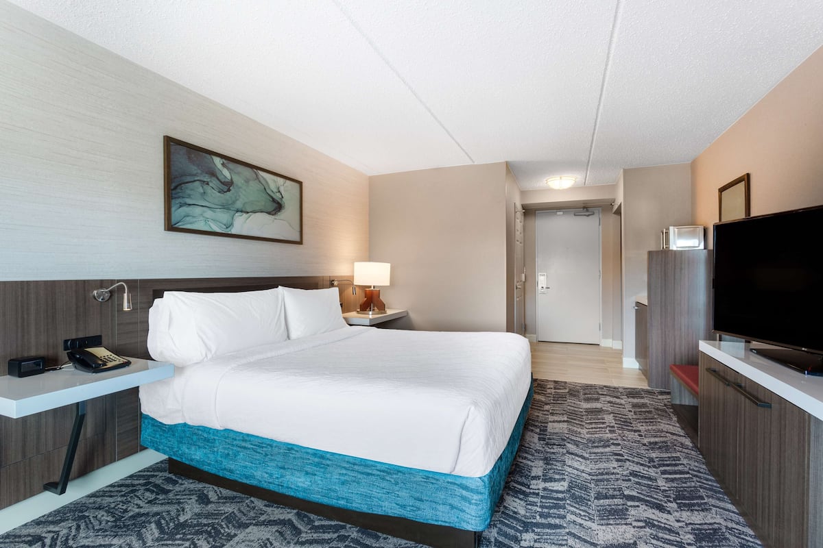 Premium bedding, in-room safe, desk, iron/ironing board