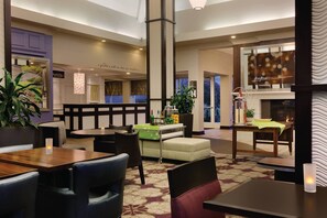 Lobby lounge - Hilton Garden Inn Auburn Riverwatch (Auburn)