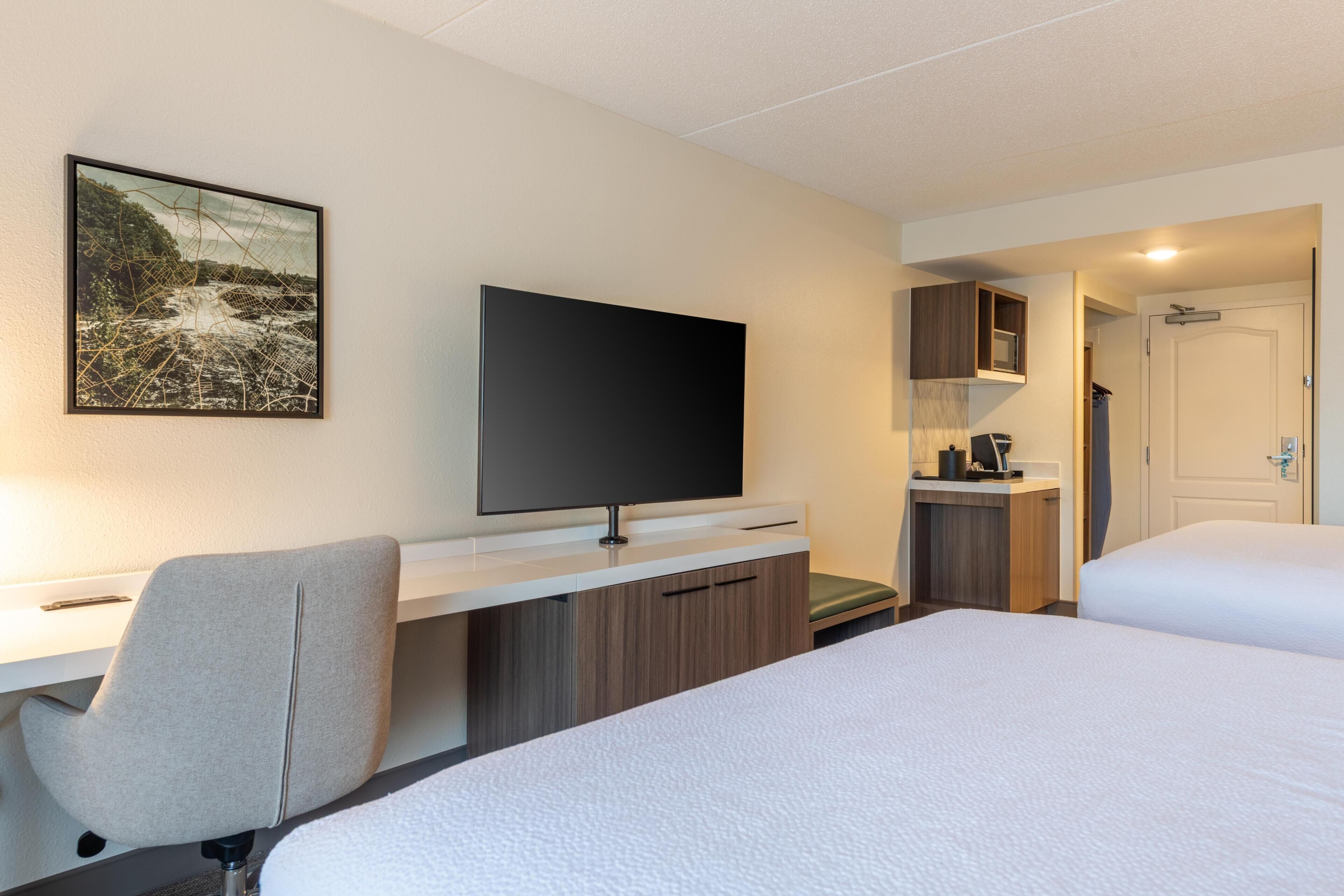 Room, 2 Katil Ratu (Queen), Non Smoking | Meja, seterika/papan seterika, katil bayi/kot (percuma) 