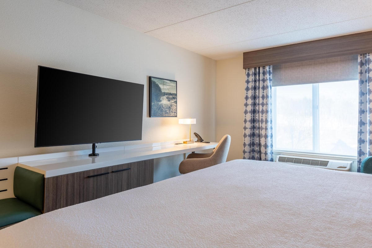 Bureau, fer et planche à repasser, lits bébé (gratuits)