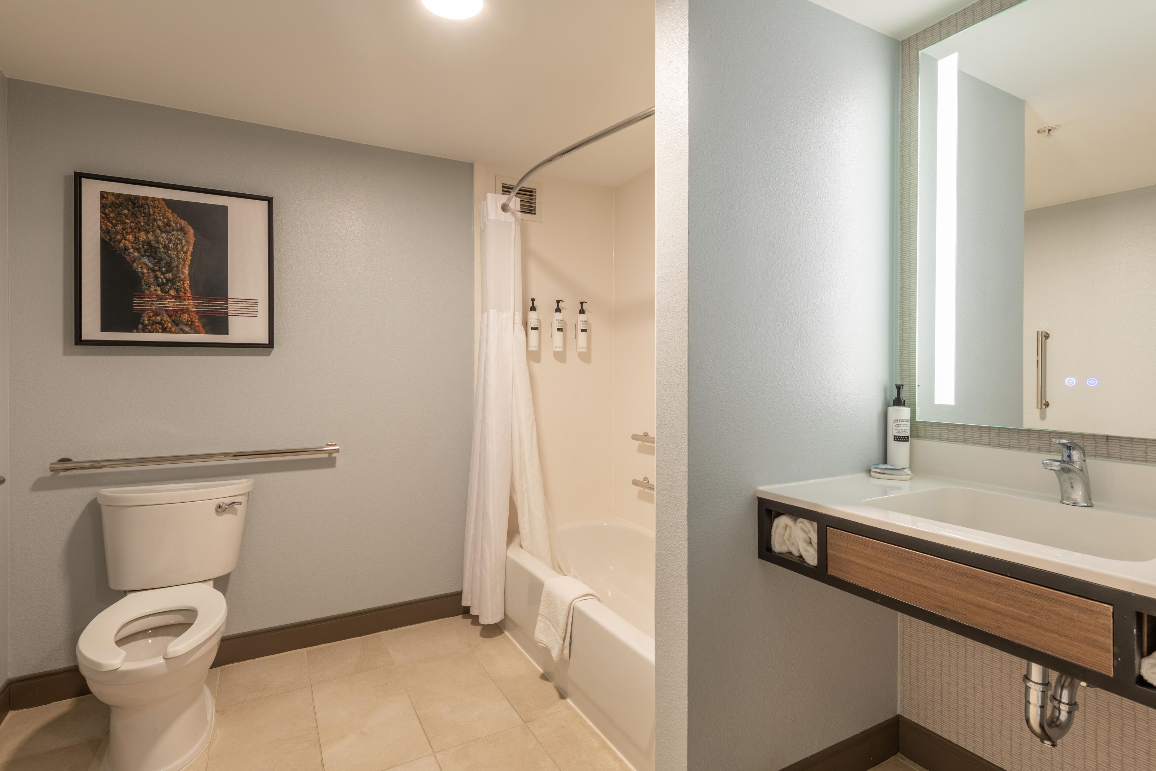 Ein Badezimmer mit Toilette, Dusche und Waschbecken.