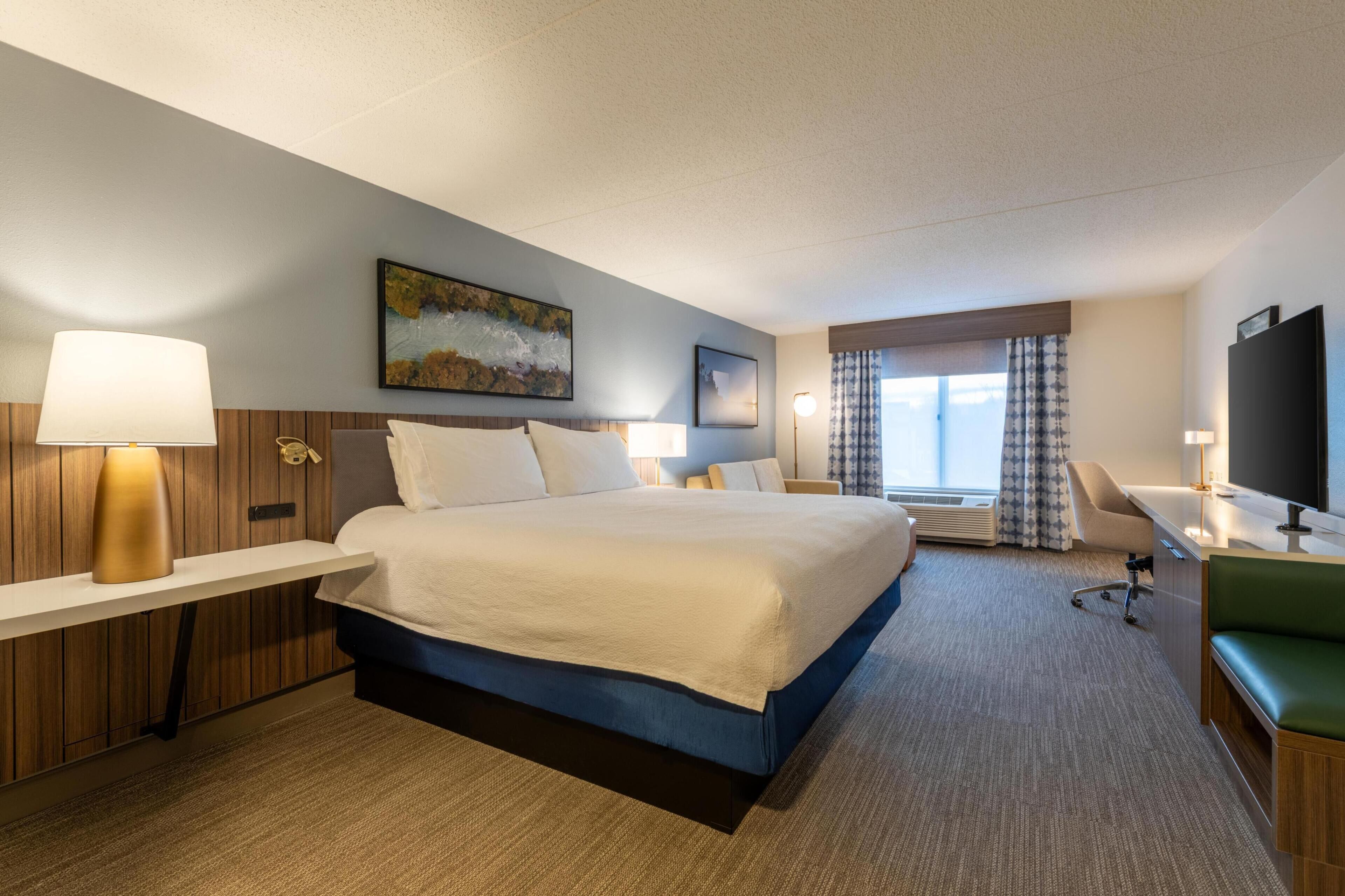 Suíte, 1 cama King, sacada, vista para a baía | Escrivaninha, ferros/tábuas de passar roupa, berços grátis